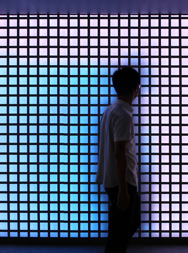 パナソニック「Interactive LED facade」